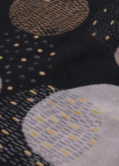 May melns lakats ar rakstu  - back