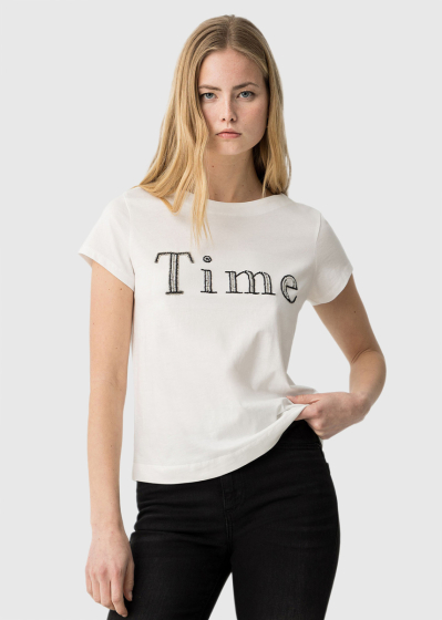 Balts t-krekls ar uzrakstiem