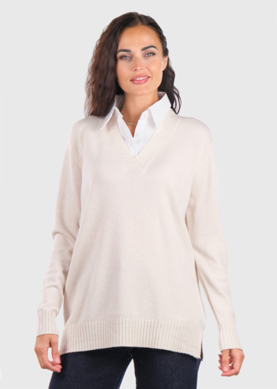 Kia light beige sweater with white collar
