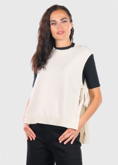 Karin balta veste ar aukliņām